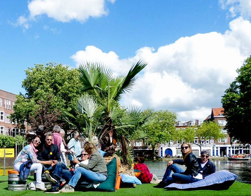 Picknicken aan het water in Rotterdam