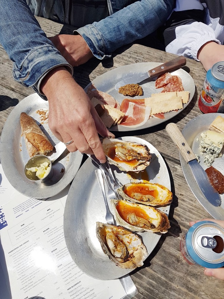 Tomales Bay: oesters voor lunch bij The Boat Oyster Bar.